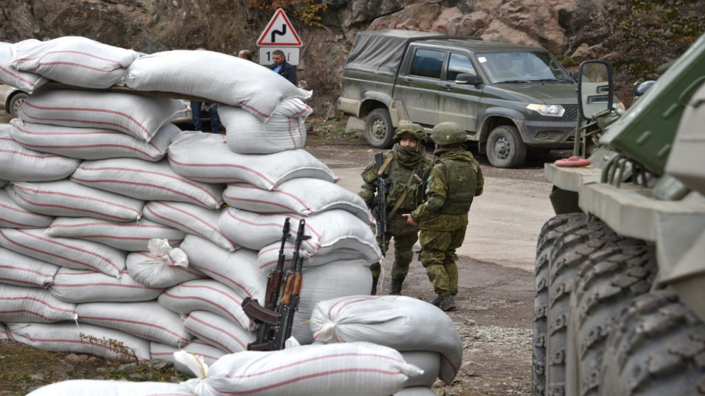 نقطة أمنية لقوات روسية للحفاظ على وقف إطلاق النار بين أرمينيا وأذربيجان في إقليم ناغورني كارباخ. (أ ف ب)