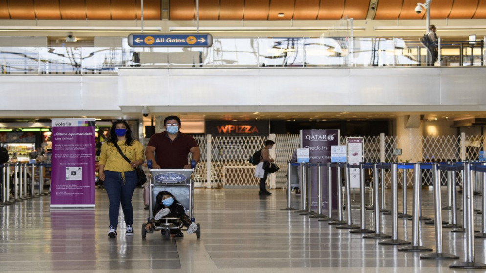 مسافرون داخل مطار لوس أنجيلس الدولي في كالفورنيا. (أ ف ب)