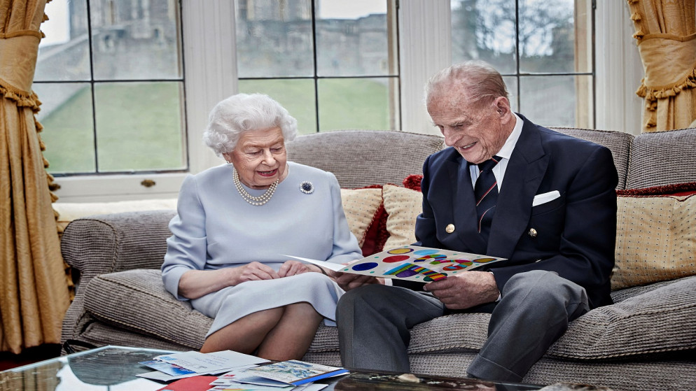ملكة بريطانيا إليزابيث والأمير فيليب، يلقيان نظرة على بطاقة ذكرى زواجهما، قبل الذكرى السنوية الـ 73 لزواجهما، قلعة وندسور ، بريطانيا، 17 تشرين الثاني/ نوفمبر 2020. (رويترز)