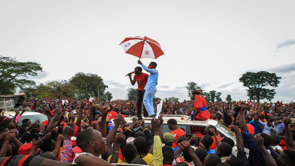 اندلعت التظاهرات في أوغندا إثر اعتقال المغني الشعبي بوبي واين قبيل تجمع انتخابي داعم لترشحه في الاقتراع الرئاسي المرتقب في 14 كانون الثاني/يناير. (أ ف ب)