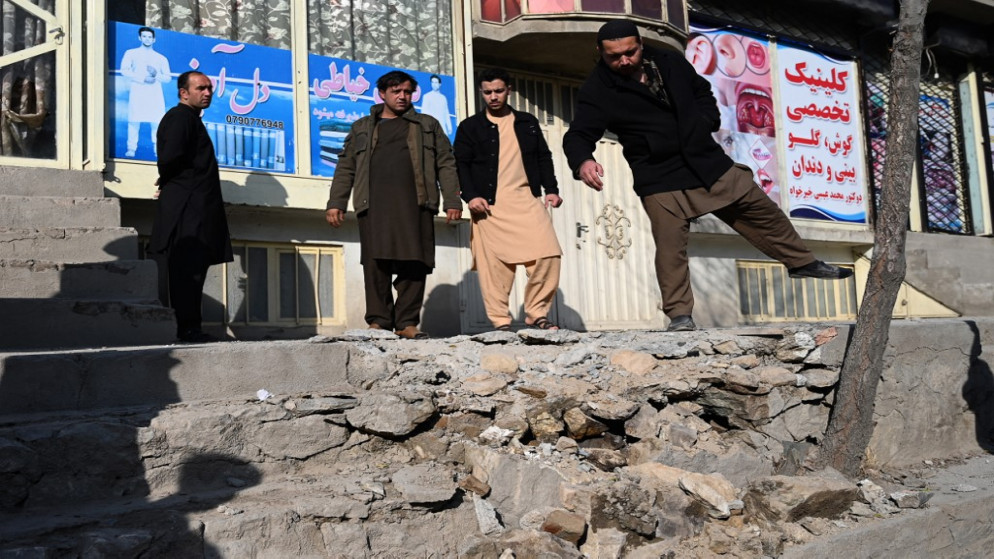 تجمع السكان في موقع بعد سقوط عدة صواريخ في خير خان شمال غرب كابول. 21 تشرين الثاني/ نوفمبر 2020. (أ ف ب)