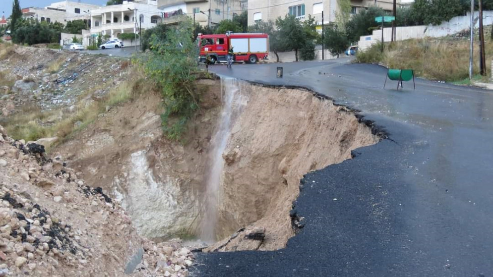 جانب من انهيار الجدار الاستنادي في حي الجبل الأخضر. (بلدية جرش الكبرى)