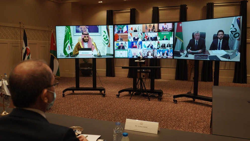 جلالة الملك عبدالله الثاني بحضور سمو الأمير الحسين بن عبدالله الثاني، ولي العهد، في قمة قادة دول مجموعة العشرين. (الديوان الملكي الهاشمي)