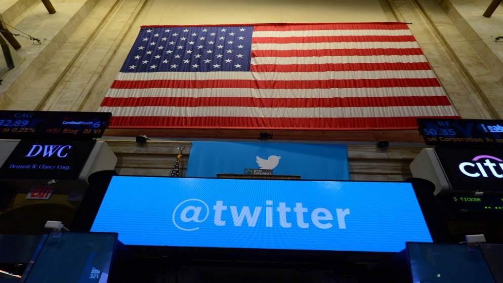 شعار تويتر يظهر في بورصة نيويورك. 7 تشرين الثاني/نوفمبر 2013 (أ ف ب)