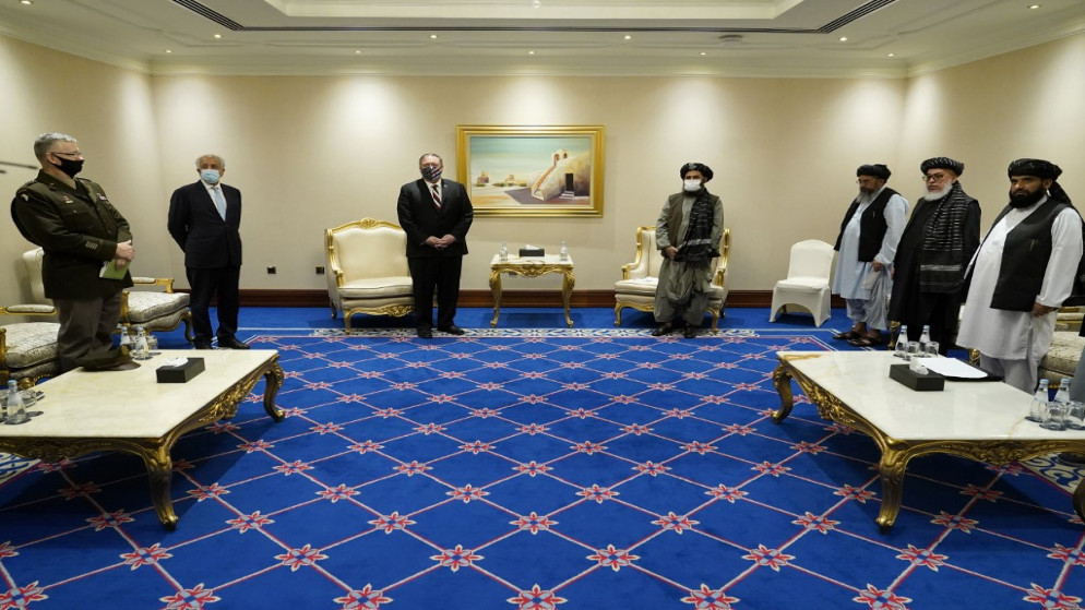 يلتقي وزير الخارجية الأميركي مايك بومبيو (وسط - يسار) مع المؤسس المشارك لطالبان الملا عبد الغني بردار (من الوسط إلى اليمين) في العاصمة القطرية الدوحة،  21 تشرين الثاني/ نوفمبر 2020. (أ ف ب)