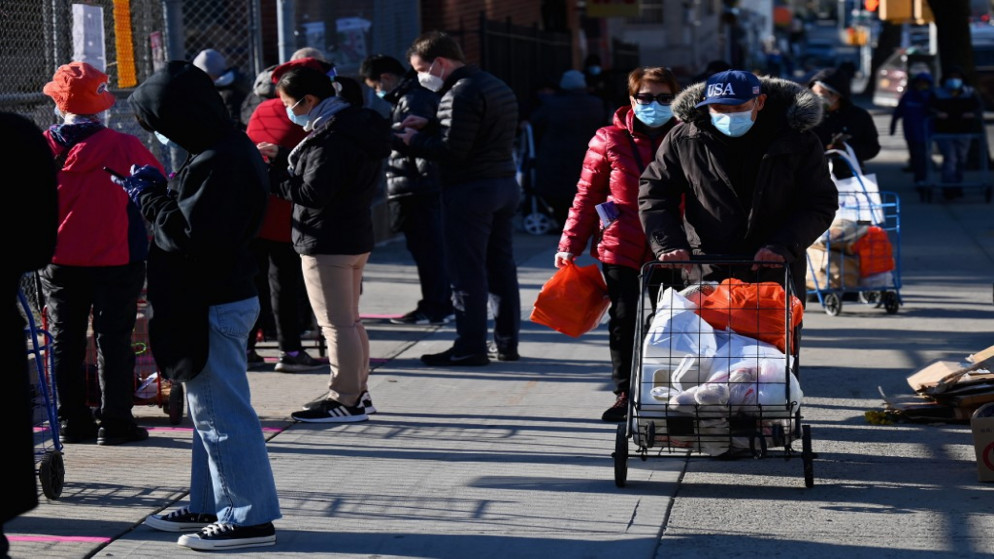 ناس يقفون في طابور في حفل توزيع المواد الغذائية قبل عطلة عيد الشكر، منطقة بروكلين بمدينة نيويورك، 20 تشرين الثاني/ نوفمبر 2020. (أ ف ب)