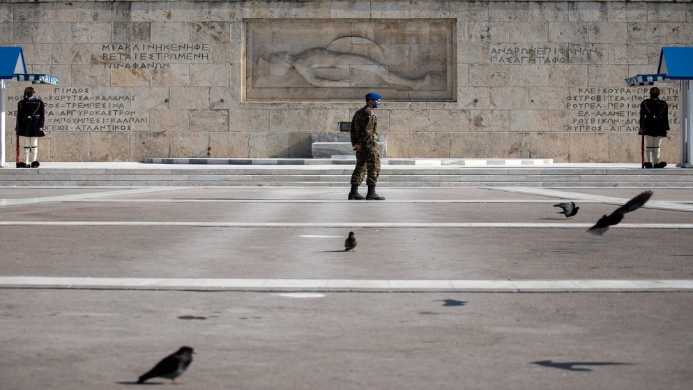 الحرس الرئاسي اليوناني، يرتدي كمامات واقية، يؤدون واجب الحراسة بعد أن فرضت الحكومة إغلاقًا على مستوى البلاد لاحتواء الفيروس، أثينا باليونان. 16 تشرين الثاني/ نوفمبر 2020. (رويترز)