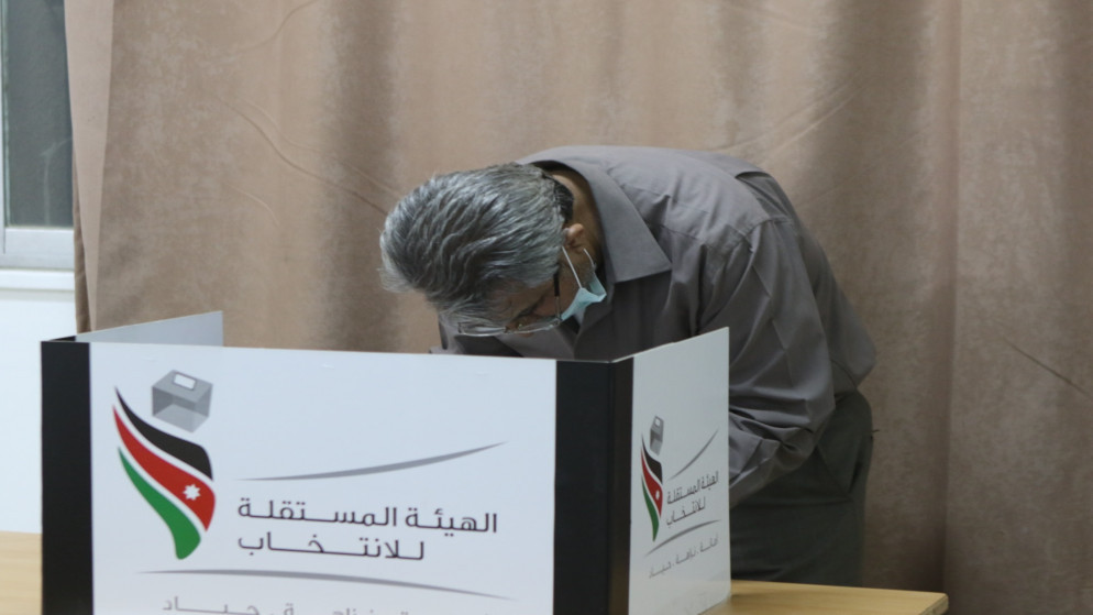 شخص يدلي بصوته في الانتخابات النيابية. (صلاح ملكاوي / المملكة)