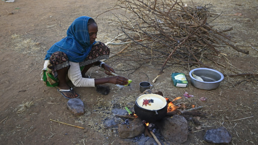 لاجئ إثيوبي فر من القتال في إقليم تيغراي يعد الطعام في مخيم أم راكوبا في إقليم القضارف بشرق السودان. 21 نوفمبر / تشرين الثاني 2020.(أ ف ب)