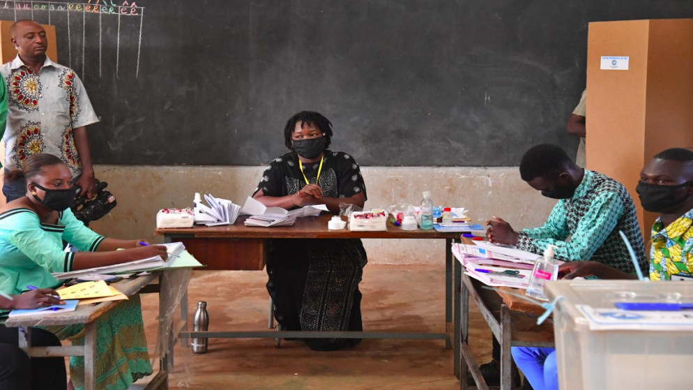 مسؤولو مفوضية الانتخابات في مركز اقتراع في واغادوغو .22 نوفمبر 2020 ، خلال الانتخابات الرئاسية والتشريعية في بوركينا فاسو. (أ ف ب)