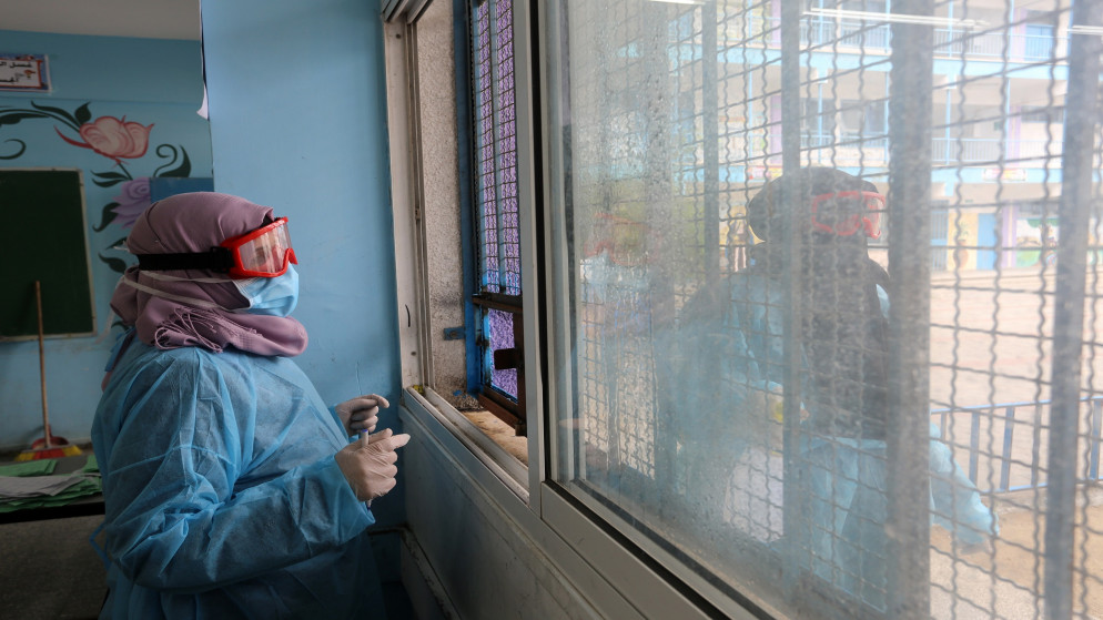 أونروا تفتتح عددا من مدارسها في قطاع غزة لعلاج مرضى الجهاز التنفسي بمعزل عن عياداتها حفاظا على الصحة العامة من فيروس كورونا المستجد. 18/03/2020. (shutterstock)