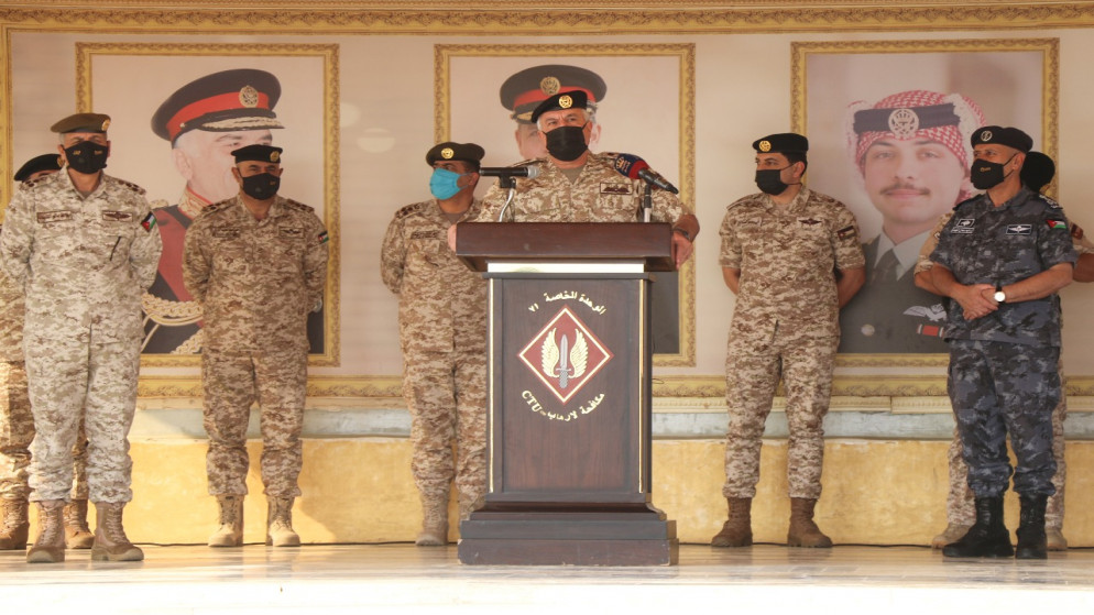  رئيس هيئة الأركان المشتركة، اللواء يوسف الحنيطي خلال كلمته أمام مرتبات لواء الحسين بن علي والوحدة الخاصة /71. (التوجيه المعنوي)