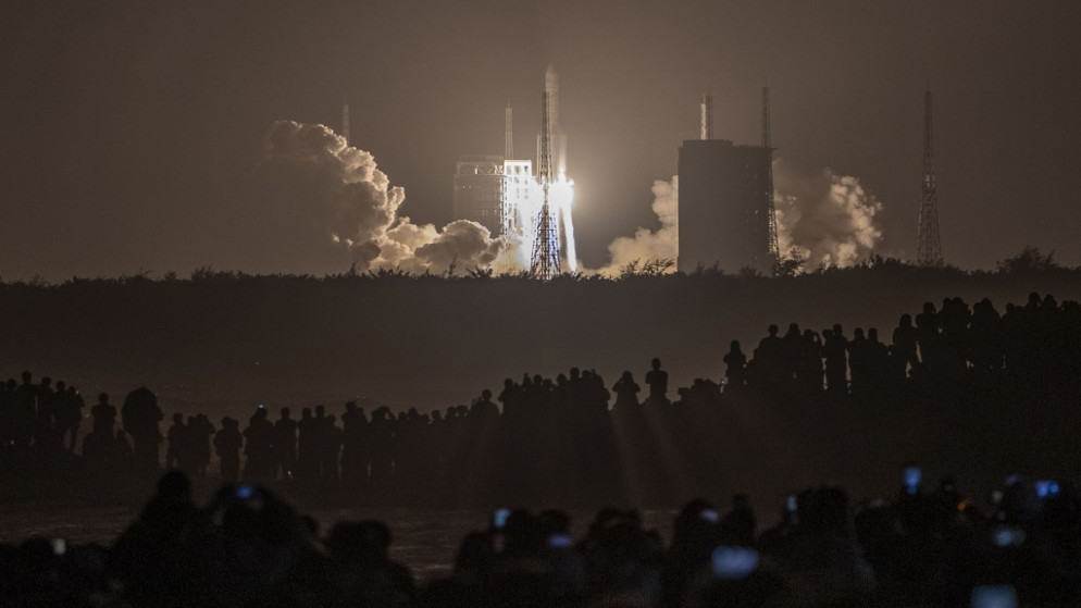 لحظة إطلاق صاروخ لونج مارش 5  الذي يحمل مسبار القمر الصيني "شانغي 5" من مركز ونتشانغ الفضائي في جزيرة هاينان جنوب الصين. 24 تشرين الثاني/نوفمبر 2020 (أ ف ب)