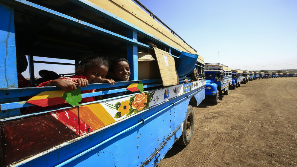 لاجئون إثيوبيون فروا من القتال في منطقة تيغراي، في حافلات من مركز استقبال في منطقة حمداييت في ولاية كسلا شرقي السودان. 22/11/2020. (أشرف شاذلي / أ ف ب)