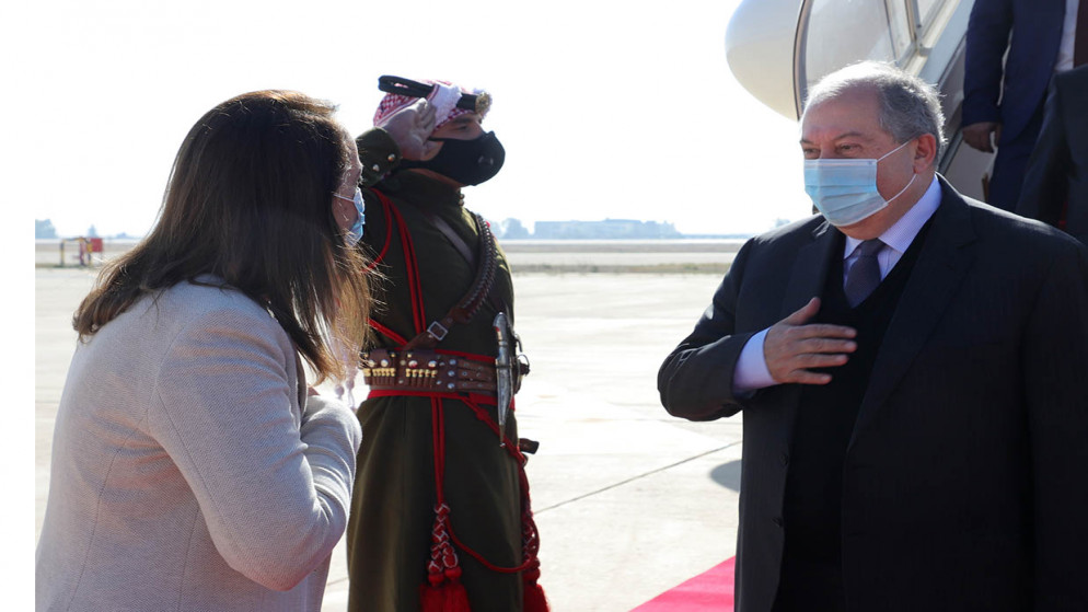 الرئيس الأرميني أرمين سركيسيان (يمين) لدى وصوله العاصمة عمّان. (بترا)
