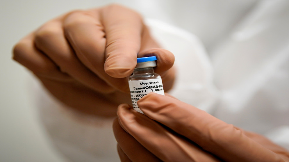 ممرضة تحضر لقاح "سبوتنيك 5" الروسي المضاد لفيروس كوفيد -19 في عيادة في تفير الروسية. 12/10/2020. (تاتيانا ماكييفا / رويترز)