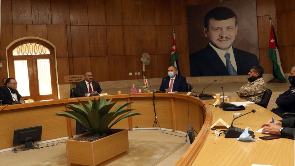 وزير الداخلية المكلف وزير العدل بسام التلهوني (وسط) خلال ترؤسه اجتماع المجلس الأمني في مبنى محافظة إربد. (المملكة)