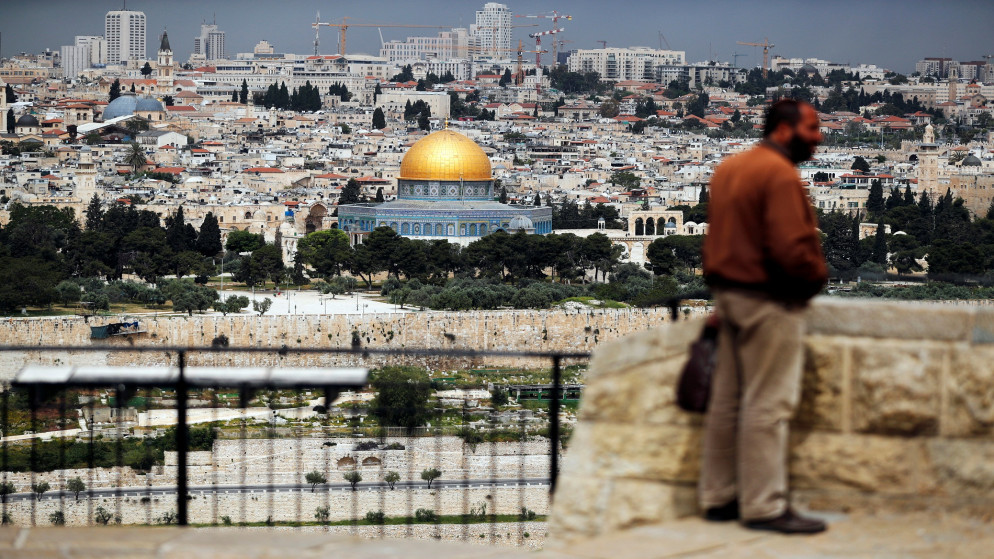 رجل يقف في موقع مراقبة يطل على البلدة القديمة في القدس حيث صلاة الجمعة الأولى في رمضان وسط قيود فيروس كورونا. 24 نيسان/ أبريل 2020 (رويترز)