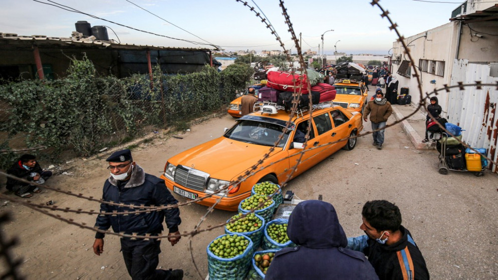 فلسطينيون في قطاع غزة يعبرون عبر معبر رفح إلى مصر. (أ ف ب)
