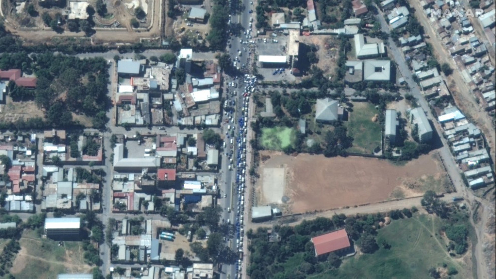 صورة جوية لمركبات في طوابير طويلة في انتظار الغاز في ميكيلي، إثيوبيا.