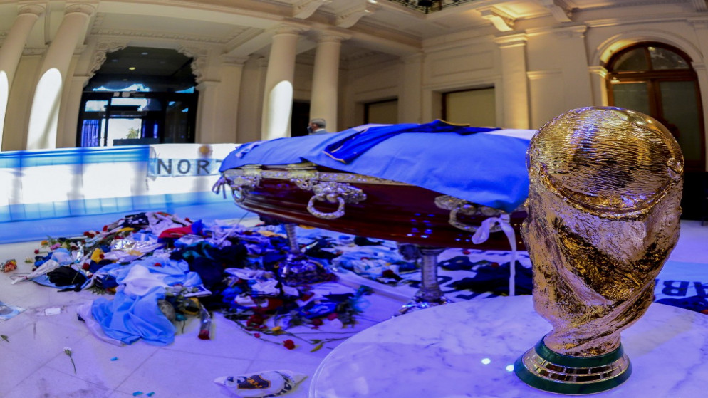 جثمان أسطورة كرة القدم الأرجنتينية دييغو مارادونا في قصر كاسا روسادا الرئاسي في بوينس آيرس، 26 تشرين الثاني/نوفمبر 2020. (أ ف ب)