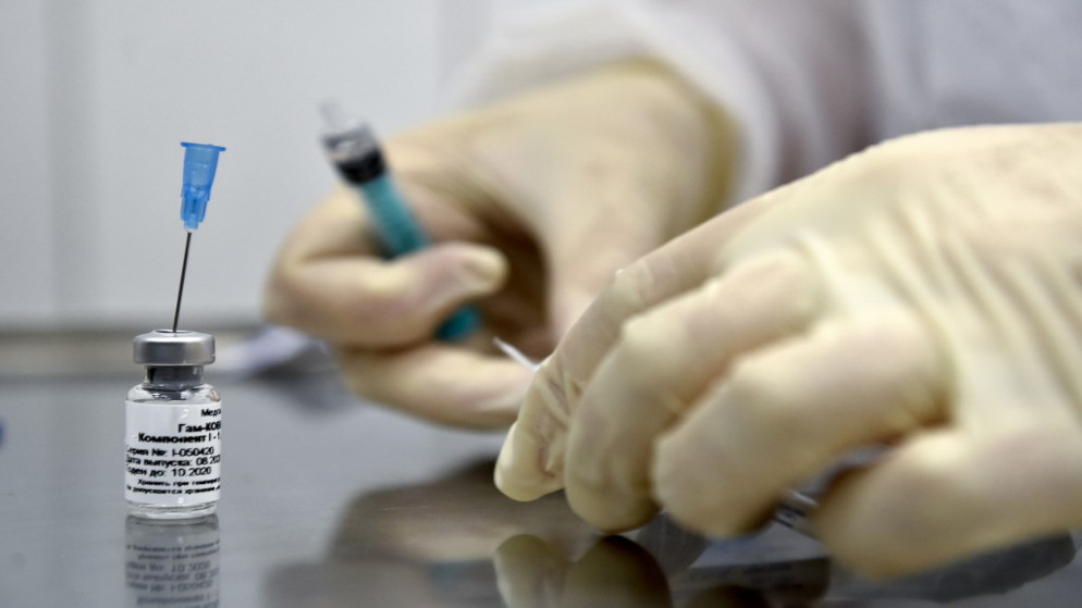 ممرضة تحضر جرعة من اللقاح الروسي ضد كوفيد-19. (أ ف ب)