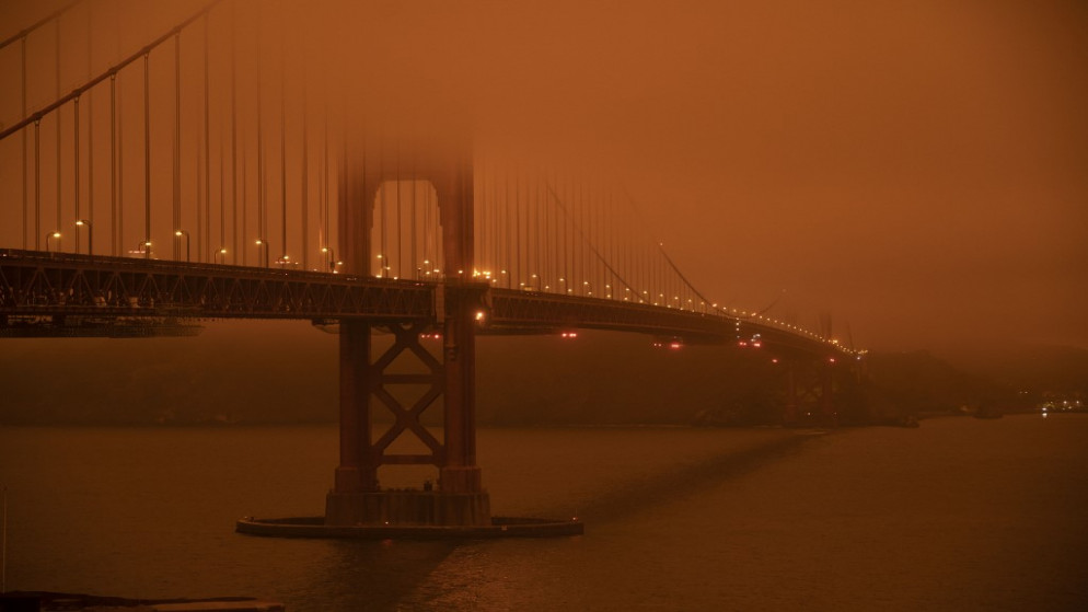 تسير المركبات على طول جسر جولدن جيت تحت سماء برتقالية ملأها الدخان في منتصف النهار في سان فرانسيسكو، كاليفورنيا. 9 سبتمبر 2020. (أ ف ب)
