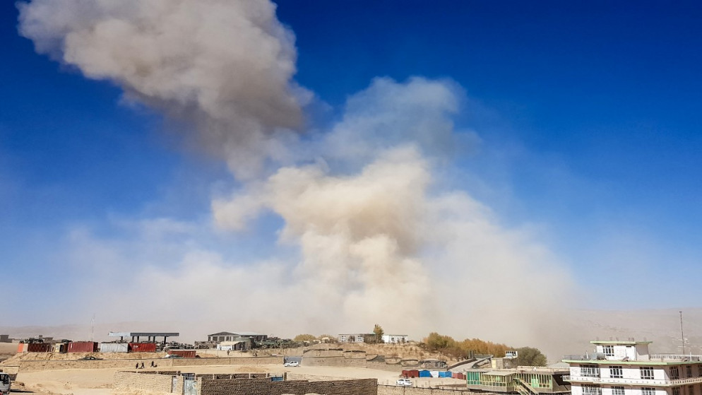 دخان يتصاعد من موقع انفجار سيارة مفخخة استهدفت مقرا للشرطة الأفغانية في فيروز كوه عاصمة ولاية غور .18 تشرين الأول / أكتوبر 2020. (أ ف ب)
