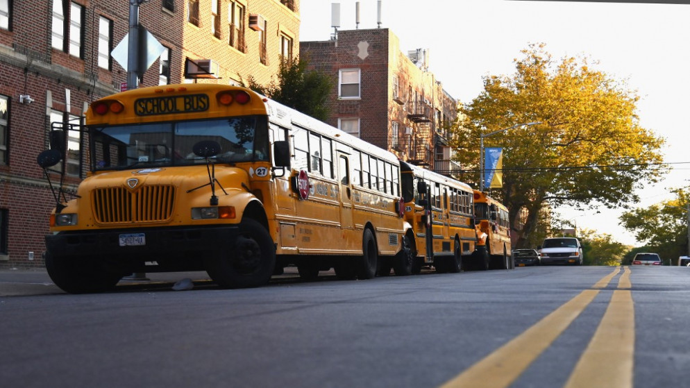 حافلات مدرسية متوقفة في حي بروكلين في بورو بارك مدينة نيويورك. (أ ف ب)