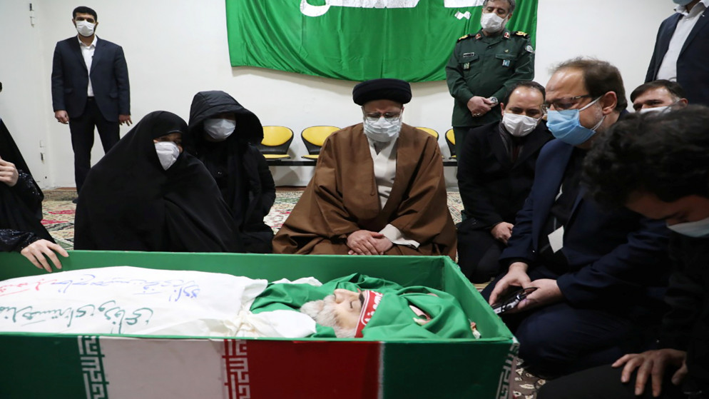 شخصيات إيرانية تقف بجانب نعش محسن فخري زاده عند وداعه.طهران . إيران.( 28 نوفمبر / تشرين الثاني 2020/رويترز)