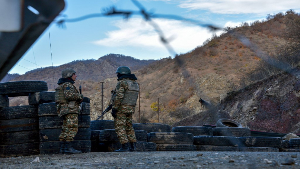 جنود أرمن عند نقطة تفتيش على طريق يؤدي إلى مقاطعة كالباجار المجاورة لإقليم ناغورني كارباخ. (أ ف ب)