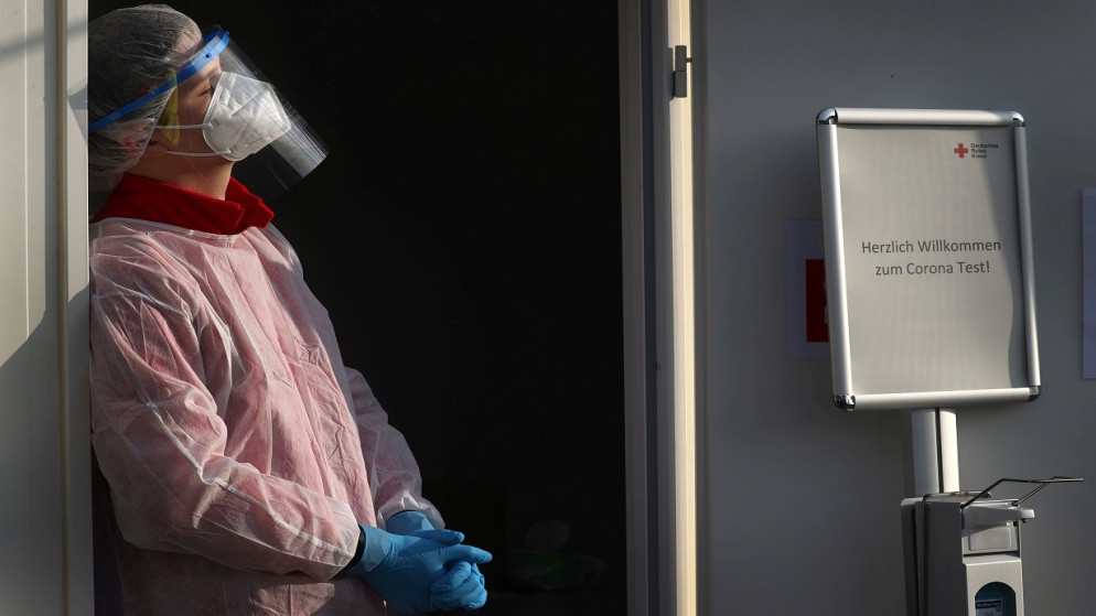 أحد أعضاء الطاقم الطبي في مركز اختبار لفيروس كورونا في فرانكفورت، ألمانيا 13 تشرين الثاني/نوفمبر 2020. (كاي بفافينباخ - رويترز)