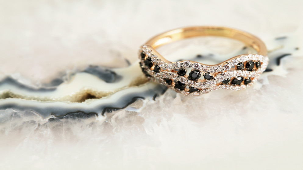 خاتم مجوهرات نسائي مرصع بأحجار الجواهر والأحجار الكريمة.(shutterstock)