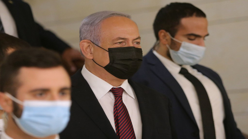 رئيس الوزراء الإسرائيلي بنيامين نتنياهو (وسط) يصل إلى الكنيست (البرلمان الإسرائيلي) في القدس .2 ديسمبر  2020. (أ ف ب)