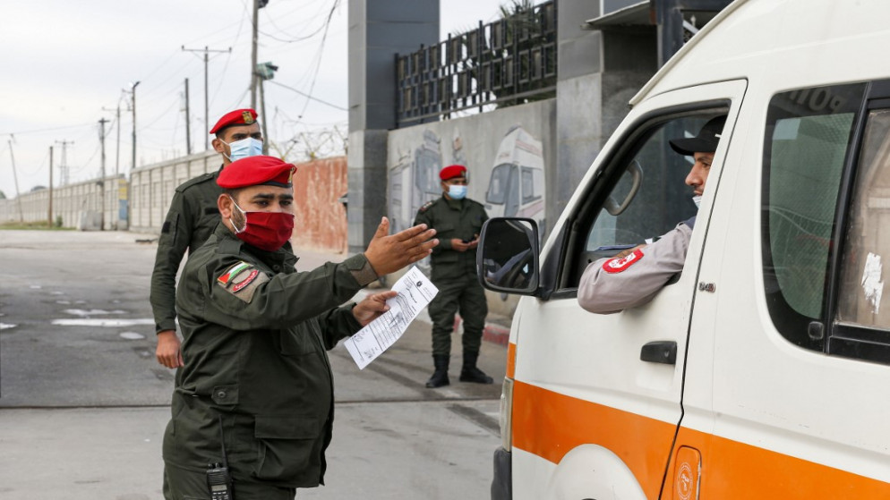 رجال أمن في قطاع غزة على معبر رفح الذي يربط القطاع مع مصر. (أ ف ب)