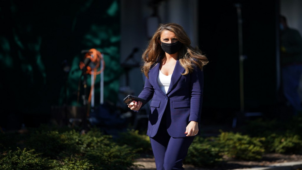 مديرة الاتصالات في البيت الأبيض اليسا فرح، خارج الجناح الغربي للبيت الأبيض في واشنطن العاصمة، 8 تشرين الأول/ أكتوبر 2020. (أ ف ب)