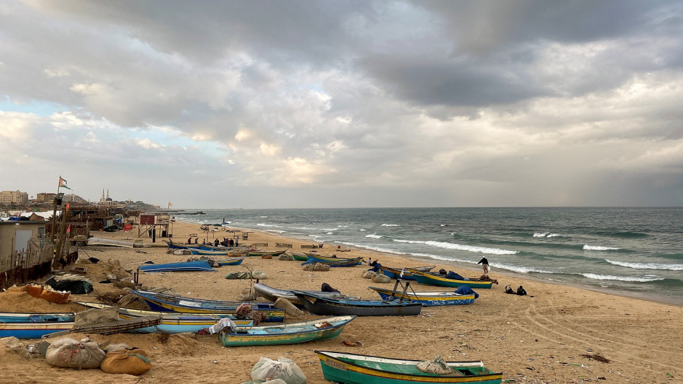 قوارب صيادين فلسطينيين بيوم ممطر في قطاع غزة، 15 تشرين الثاني/ نوفمبر 2020. (رويترز)
