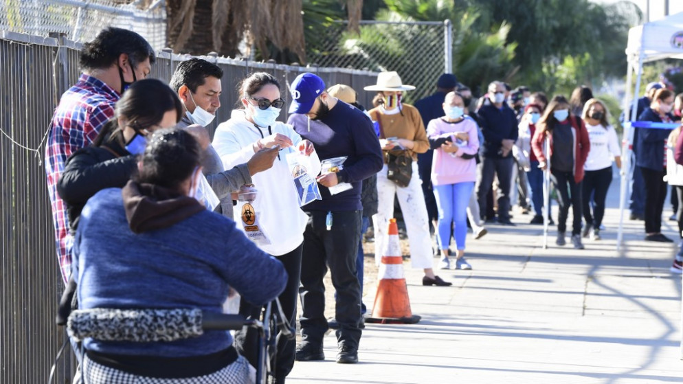يصطف أشخاص لإجراء اختبار Covid-19 في موقع اختبار متنقل في لوس أنجلوس، كاليفورنيا، 3 كانون الأول/ ديسمبر 2020. (أ ف ب)