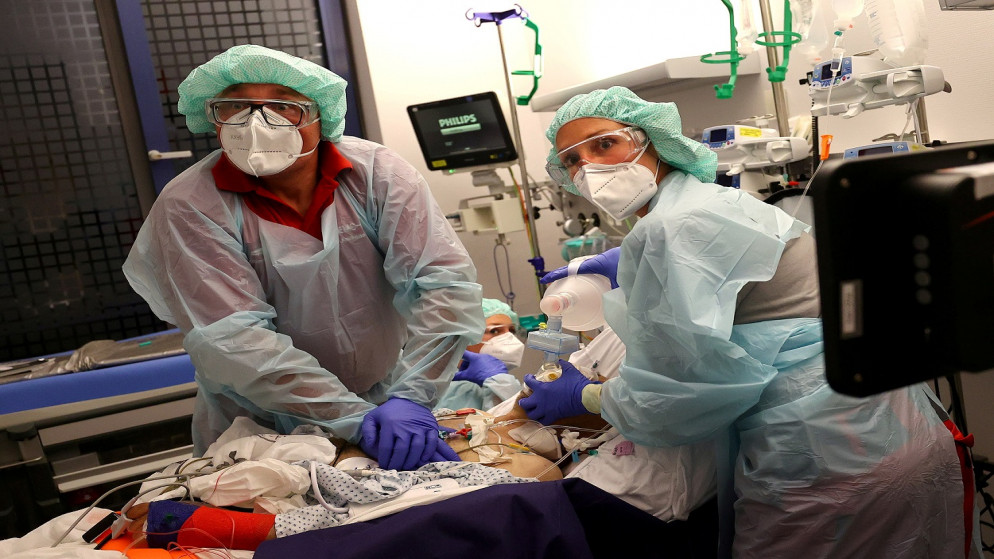 الدكتورة كاثرينا فرانز والمسعف أندرياس هانكل، من مروحية الإنقاذ "كريستوف جيسن"، أثناء الاستعداد لنقل مريض COVID-19 شديد العدوى، ألمانيا، 16 نيسان/ أبريل 2020. (رويترز)