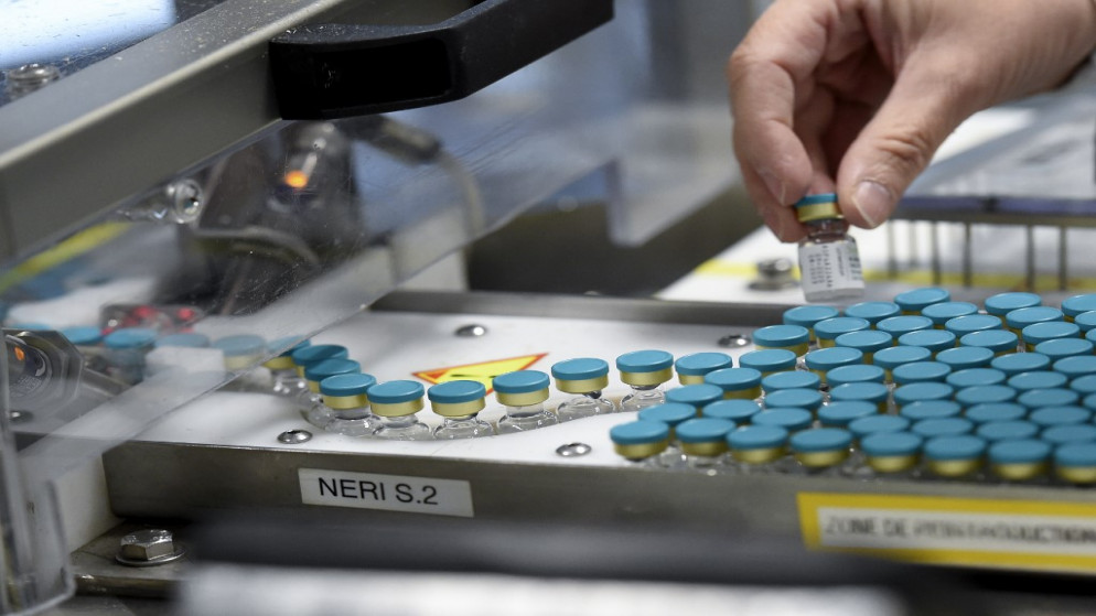 موظف يعمل على خط إنتاج في مصنع شركة الأدوية البريطانية متعددة الجنسيات، حيث سيتم تصنيع المادة المساعدة للقاحات Covid-19، شمال فرنسا، 3 ديسمبر 2020. (أ ف ب)