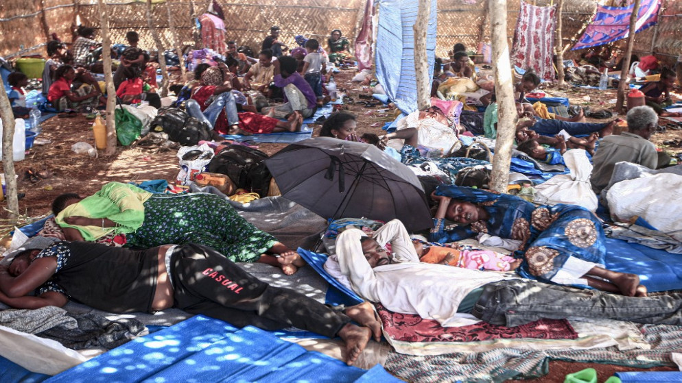 لاجئون إثيوبيون فروا من القتال في إقليم تيغراي يتجمعون في كوخ بمخيم أم ركوبة في ولاية القضارف بشرق السودان، 16 تشرين الثاني/نوفمبر 2020 (أ ف ب)