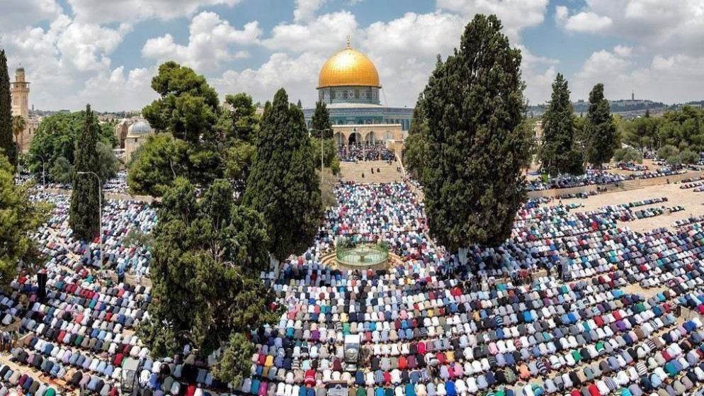 صورة أرشيفية لمصلين يؤدون الجمعة في المسجد الأقصى. (أ ف ب)