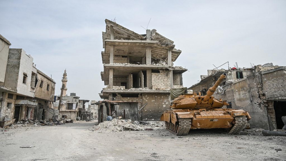 دبابة عسكريةفي حي مدمر في بلدة سرمين على بعد 8 كيلومترات في مدينة إدلب شمال غرب سوريا. 10/03/2020.(أوزان كوس / أ ف ب)