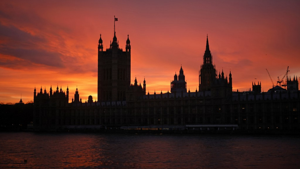 غروب الشمس خلف البرلمان في لندن. (أ ف ب)