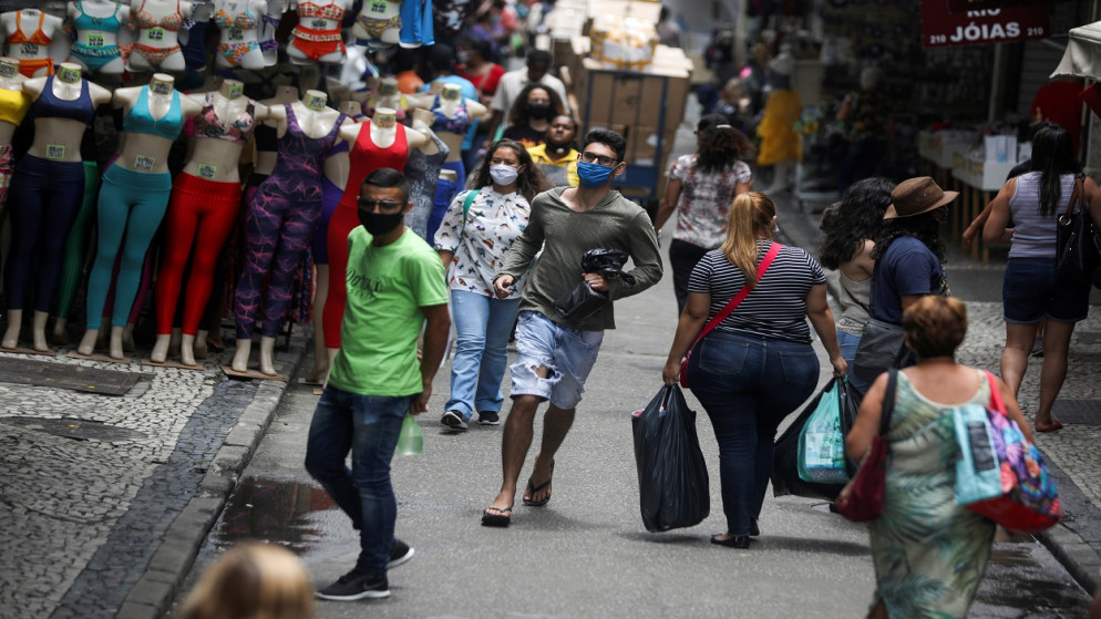 أشخاص يتجولون في السوق، وسط تفشي كورونا، البرازيل، 19 تشرين الثاني/ نوفمبر 2020. (رويترز)