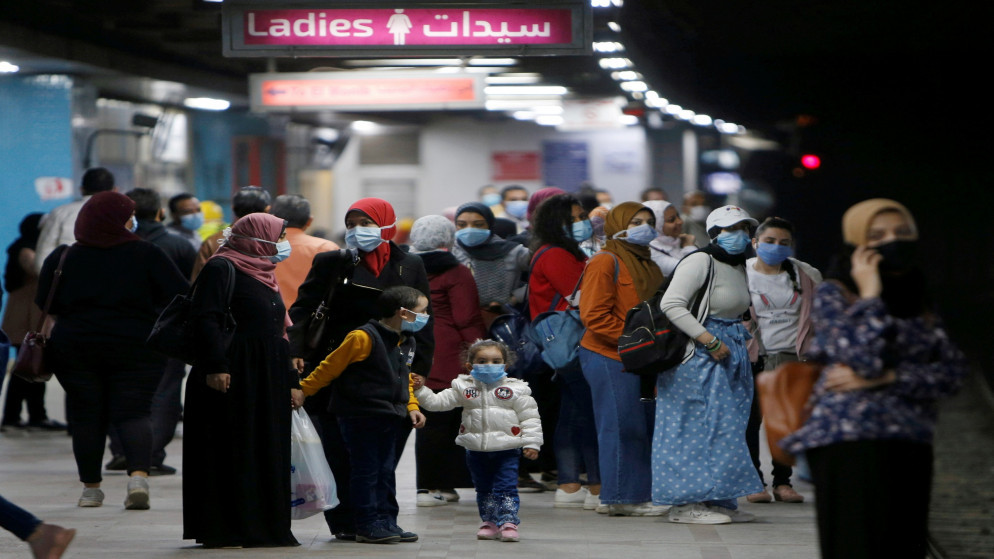 نساء يرتدين كمامات ويسرن في محطة "مترو الشهداء" تحت الأرض في القاهرة، مصر، 21 تشرين الثاني/نوفمبر 2020. (رويترز / محمد عبد الغني)