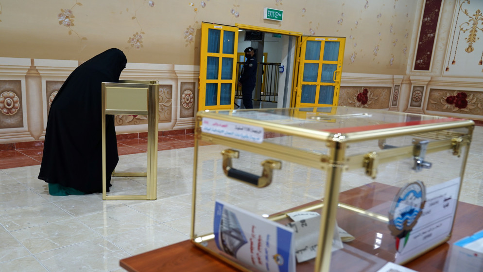 امرأة تدلي بصوتها في انتخابات البرلمان في الكويت. (رويترز)