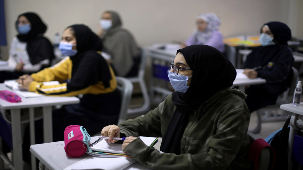 طالبات ثانوية عامة في إحدى مدارس عمّان، 7/10/2020. (محمد حامد/ رويترز)