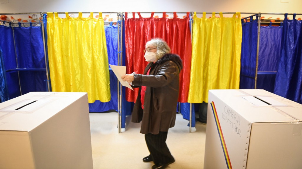 امرأة تدلي بصوتها في مركز اقتراع في بوخارست خلال الانتخابات البرلمانية في 6 ديسمبر 2020.(أ ف ب)