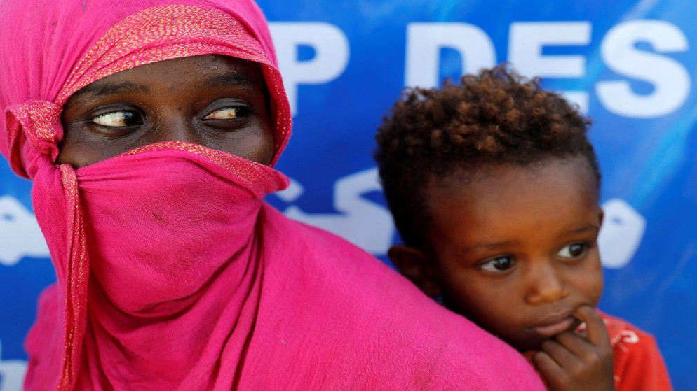 امرأة تحمل طفلا في مخيم أم راكوبا للاجئين الذي يأوي إثيوبيين فارين من القتال في منطقة تيغراي، على الحدود مع السودان، 3 كانون الأول/ديسمبر 2020 (رويترز)
